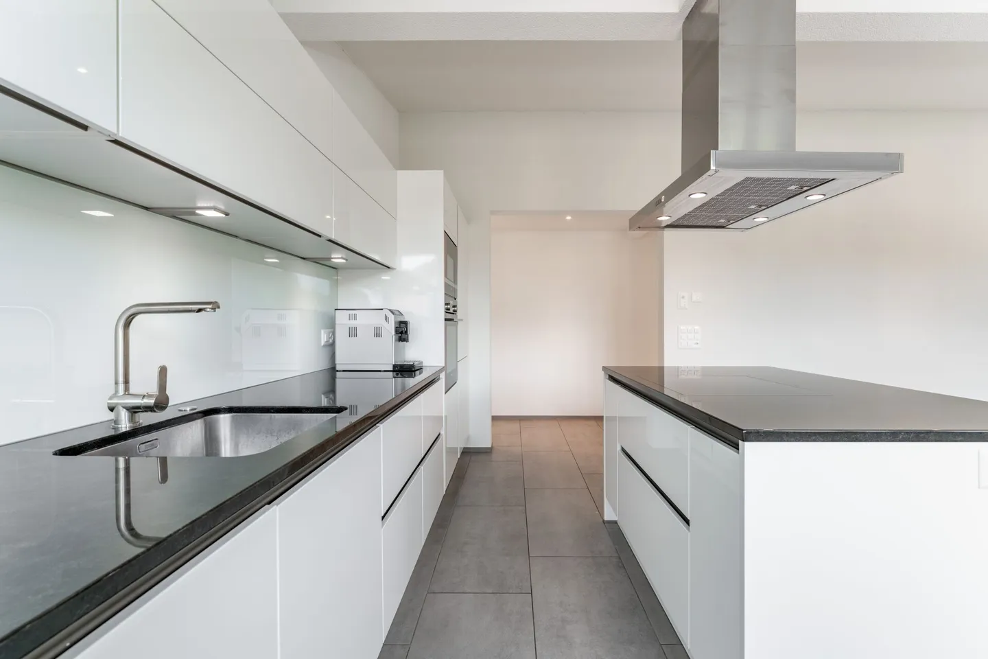 Moderno appartamento attico di 4,5 locali con loggia, vista e carport - a livello del suolo nonostante la posizione centrale - Foto 4 di 13