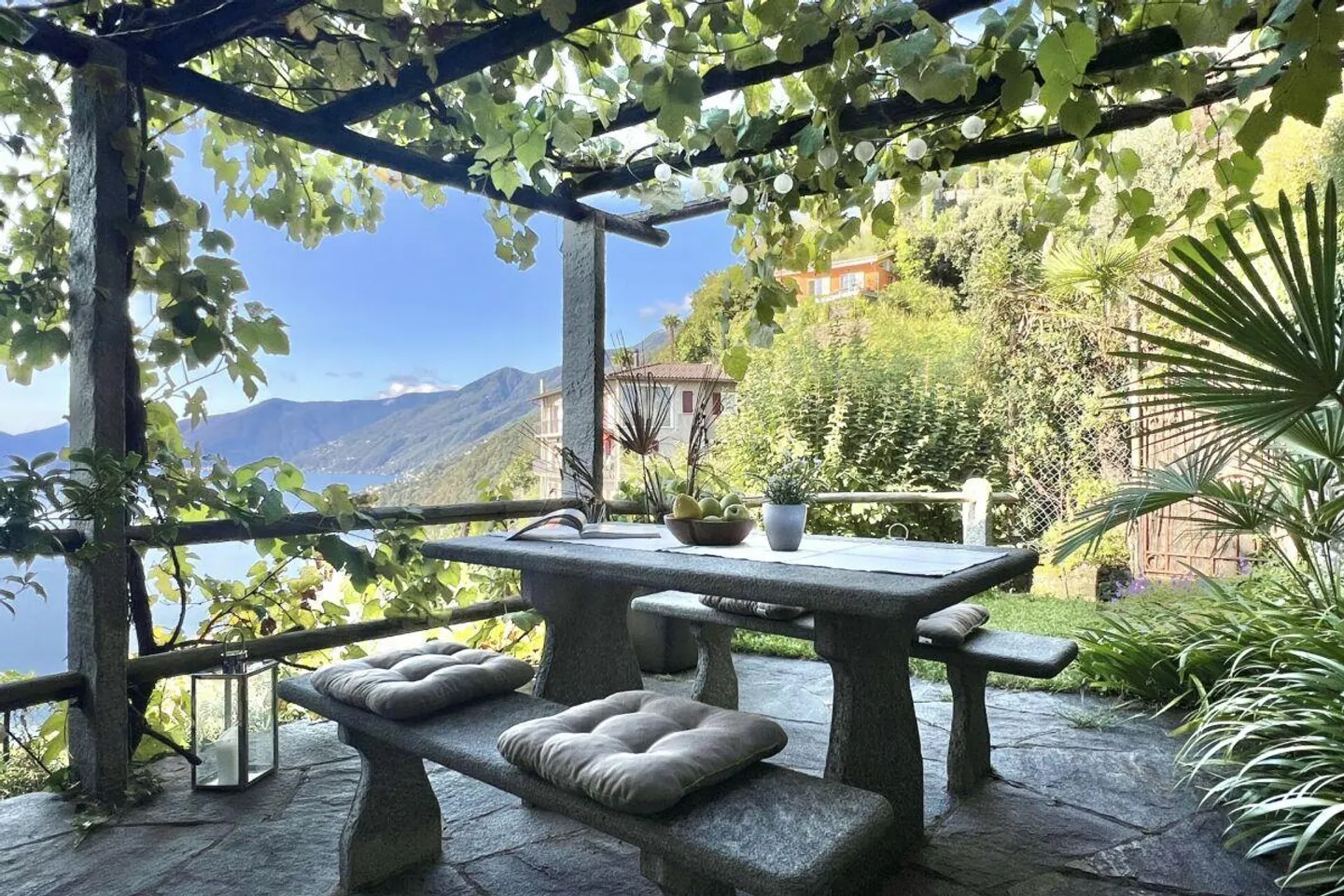 Affascinante casa di villaggio completamente arredata con giardino e vista lago - Foto 2 di 30