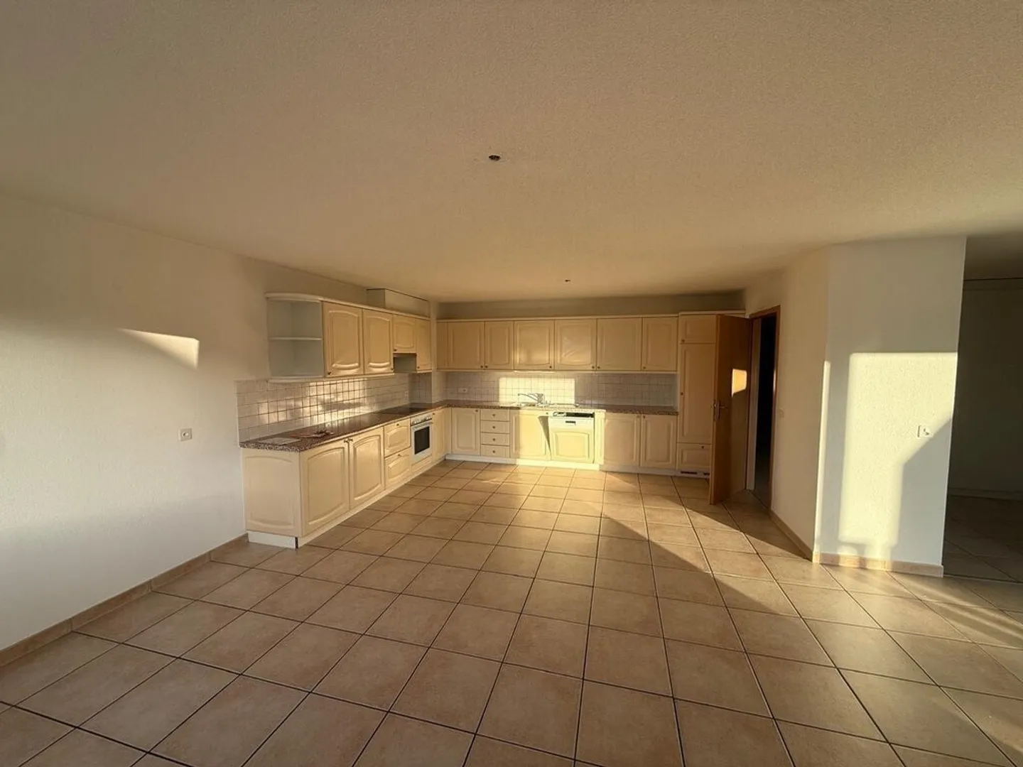 Ampio appartamento vicino a tutti i servizi - Foto 2 di 12