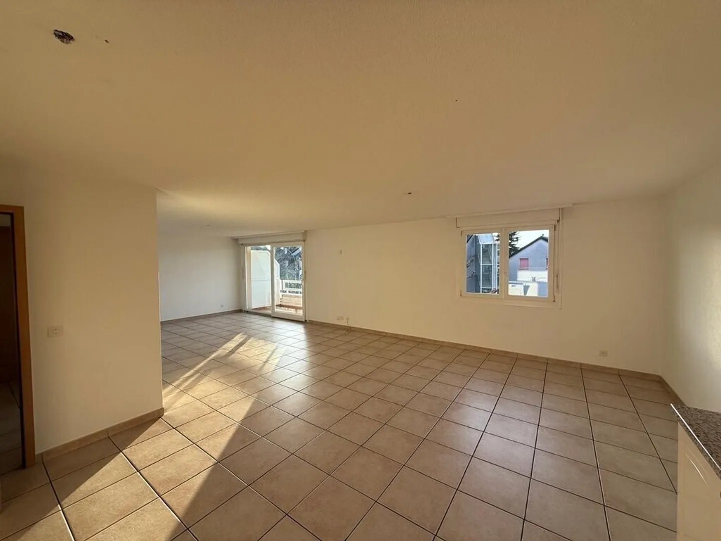 Ampio appartamento vicino a tutti i servizi - Foto 3 di 12