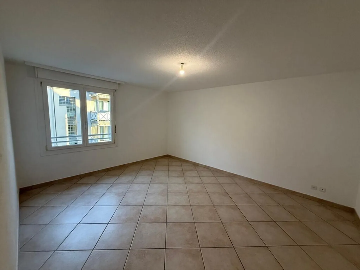 Ampio appartamento vicino a tutti i servizi - Foto 5 di 12