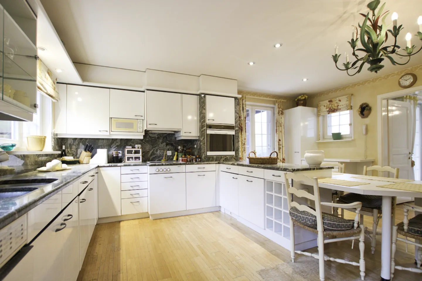 Villa of high standard - Wellness area and large garden - Photo 3 of 5