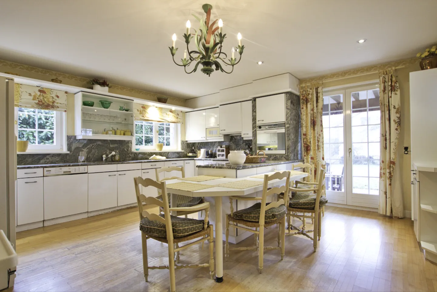 Villa of high standard - Wellness area and large garden - Photo 2 of 5