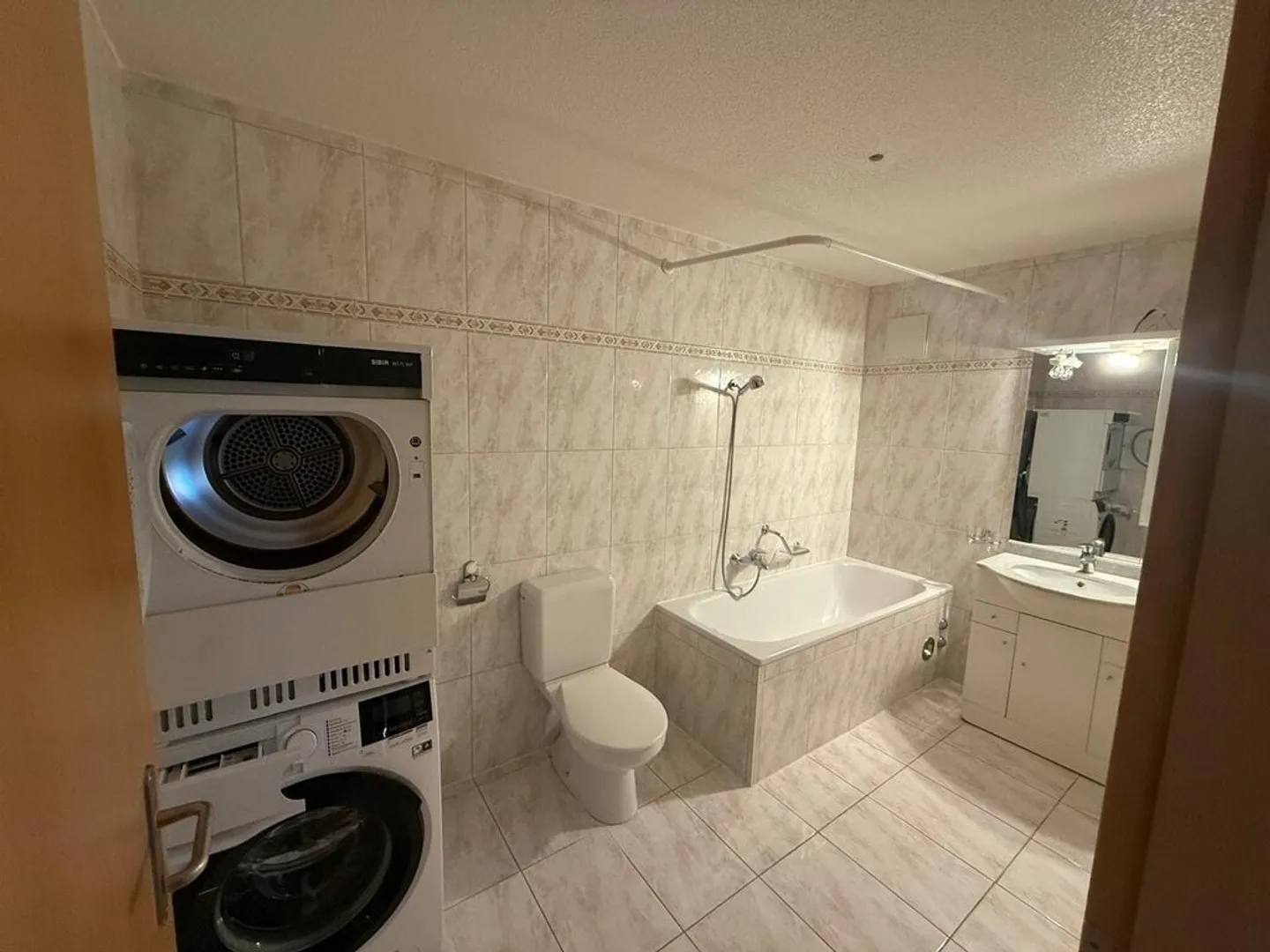 Ampio appartamento vicino a tutti i servizi - Foto 10 di 12