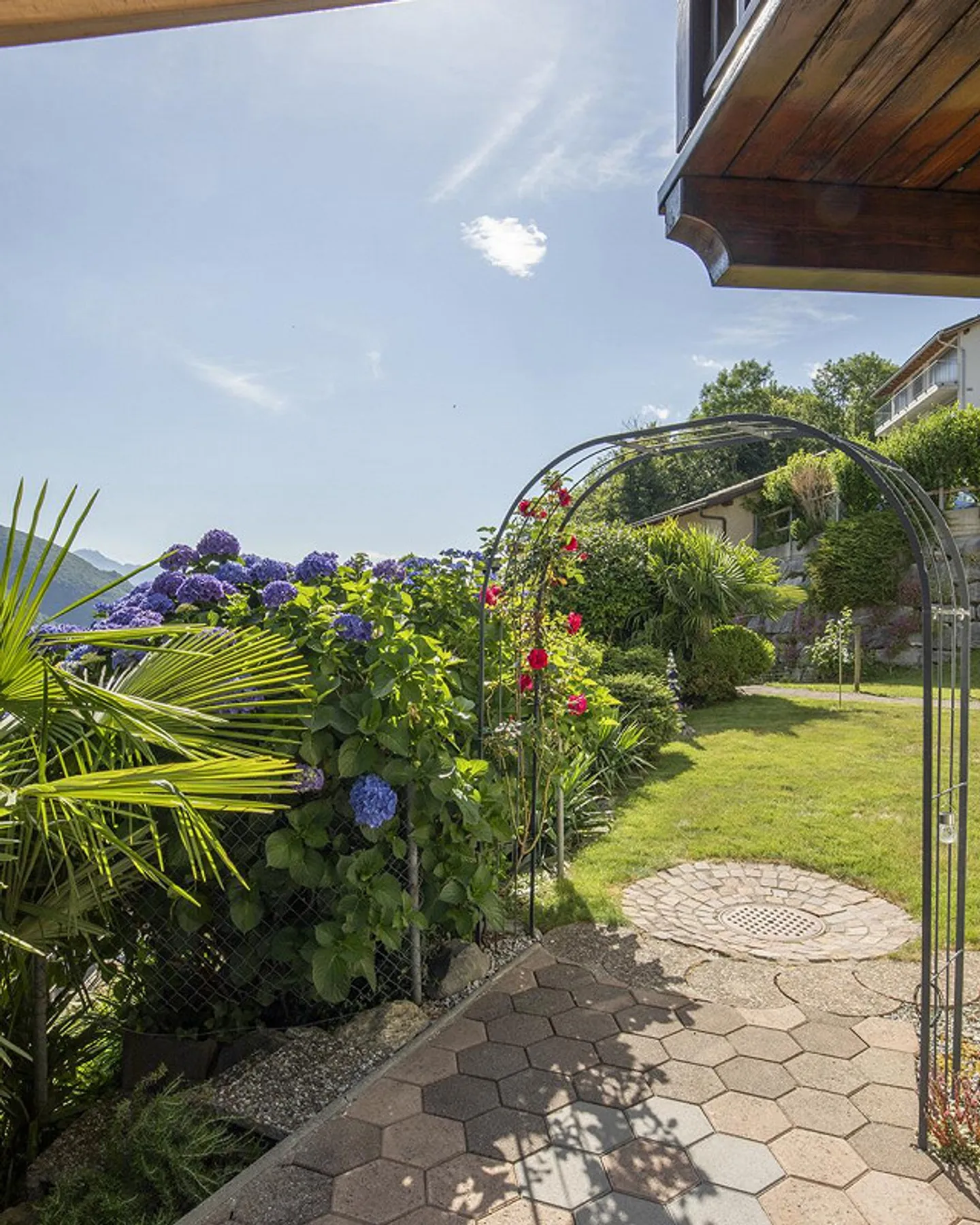 House with terrace idyll and Mediterranean garden flair - Photo 14 of 30