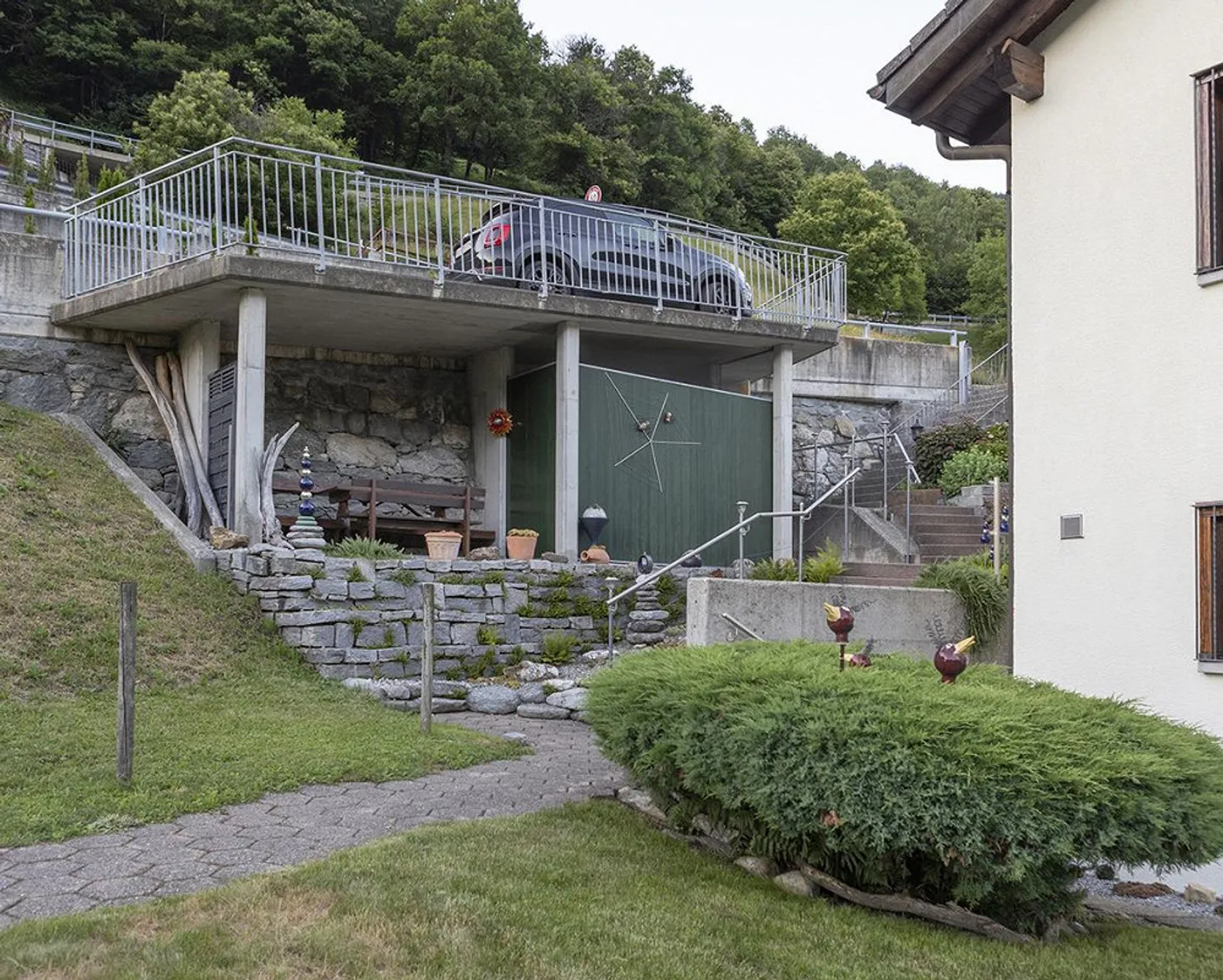 House with terrace idyll and Mediterranean garden flair - Photo 4 of 30