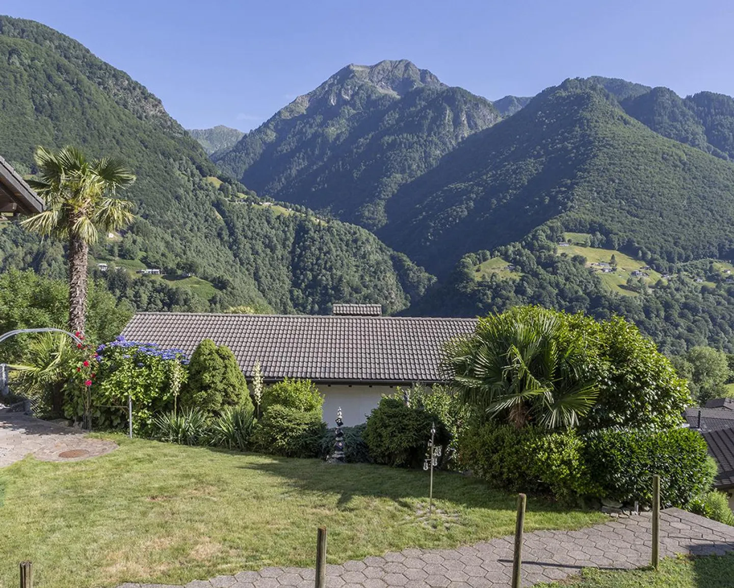 House with terrace idyll and Mediterranean garden flair - Photo 13 of 30