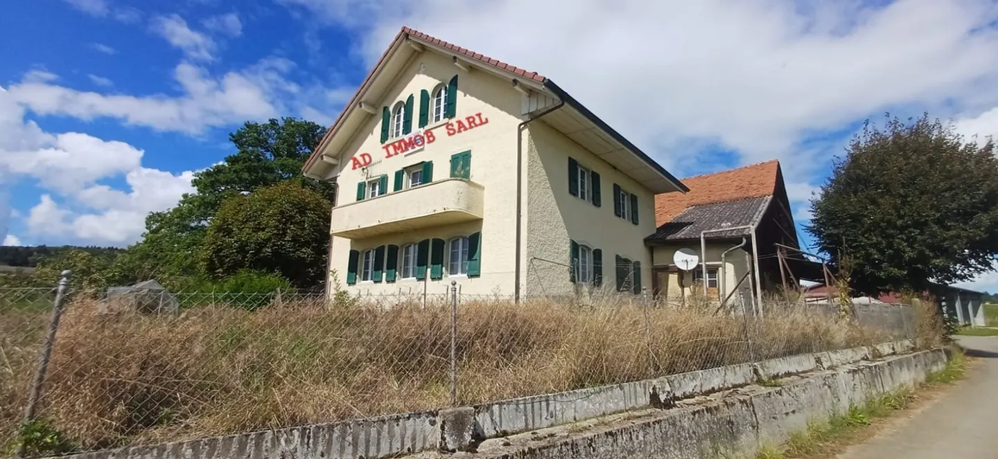 Ferme à grand potentiel. Pour famille ou investisseur. 4700 m2 - Photo 1 sur 15