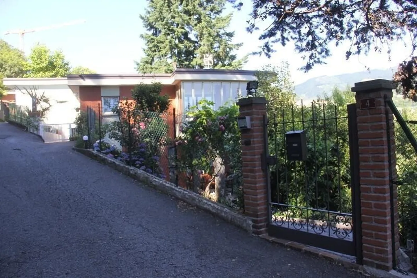 3 1/2-Zimmer-Wohnung in einem Zweifamilienhaus mit Terrasse - Foto 1 von 8