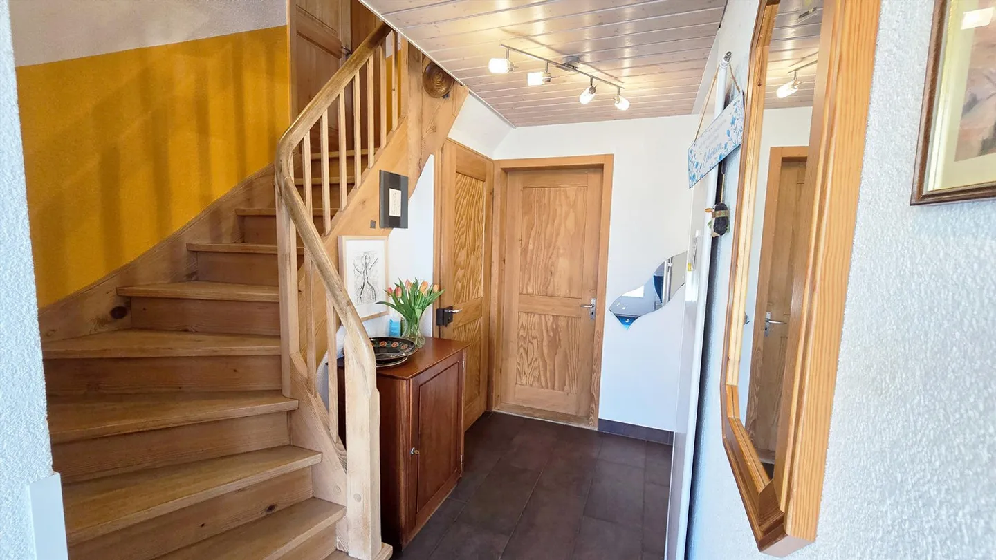 Charmantes 6.5-Zimmer-Einfamilienhaus mit idyllischem Garten - Foto 6 von 8