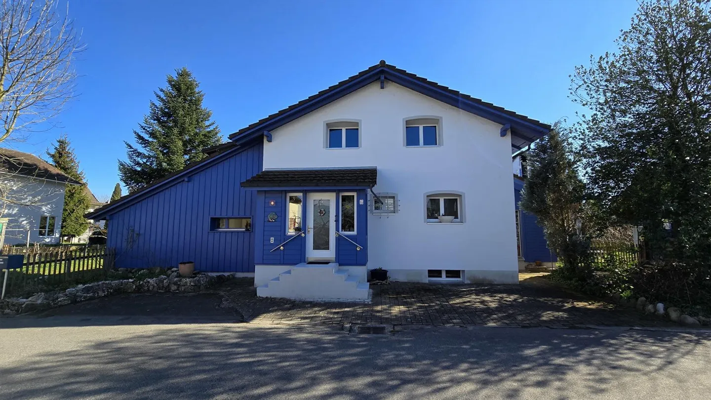 Charmantes 6.5-Zimmer-Einfamilienhaus mit idyllischem Garten - Foto 7 von 8