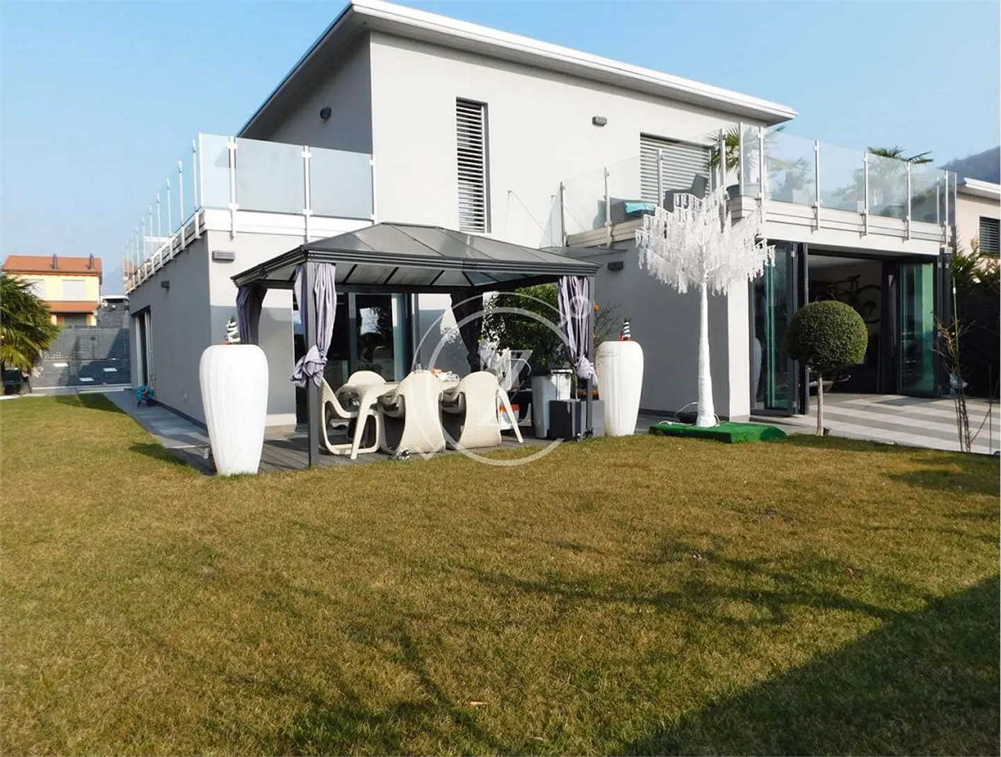 Moderne Haus mit Schwimmbad in Bedano - Foto 2 von 13
