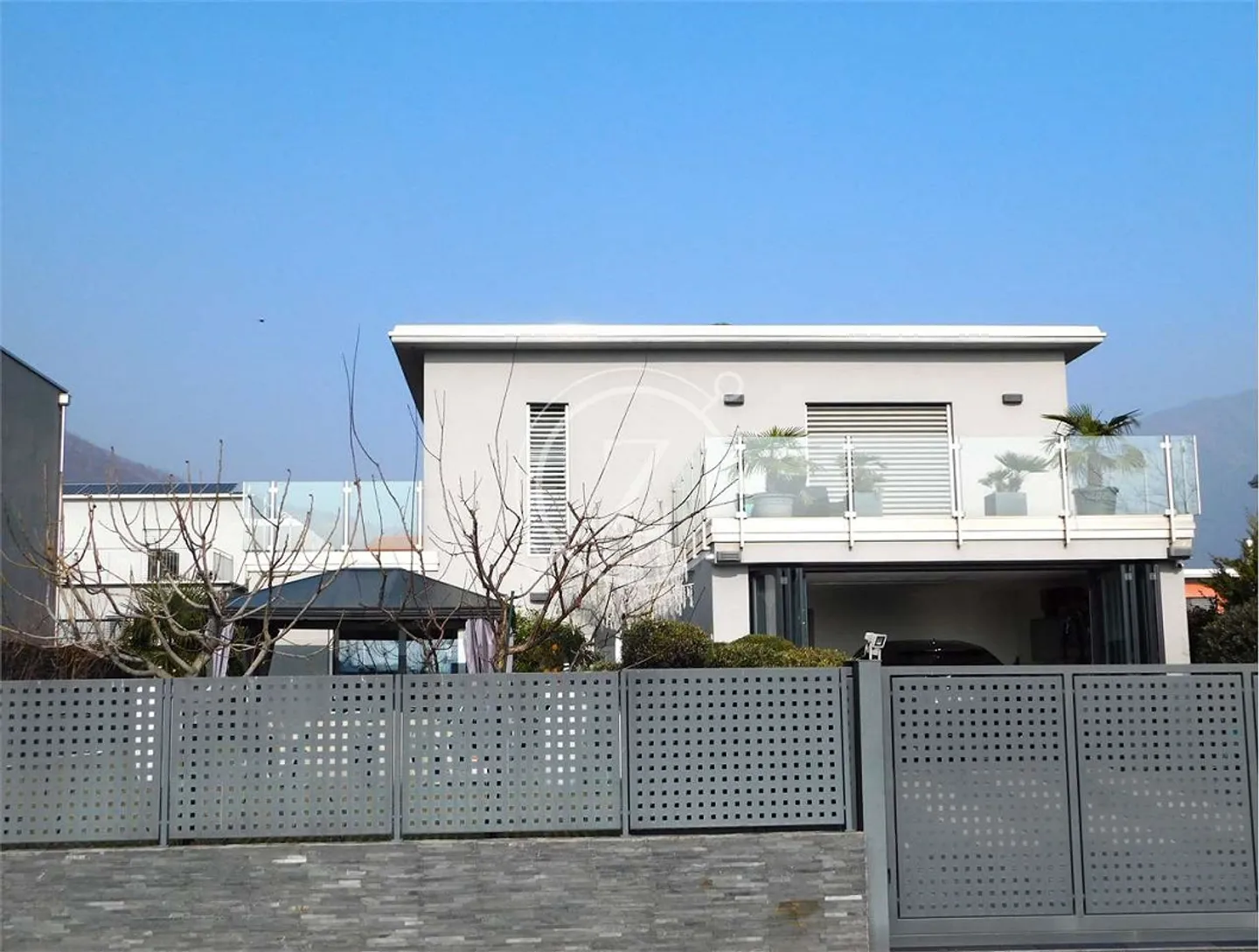 Moderne Haus mit Schwimmbad in Bedano - Foto 3 von 13