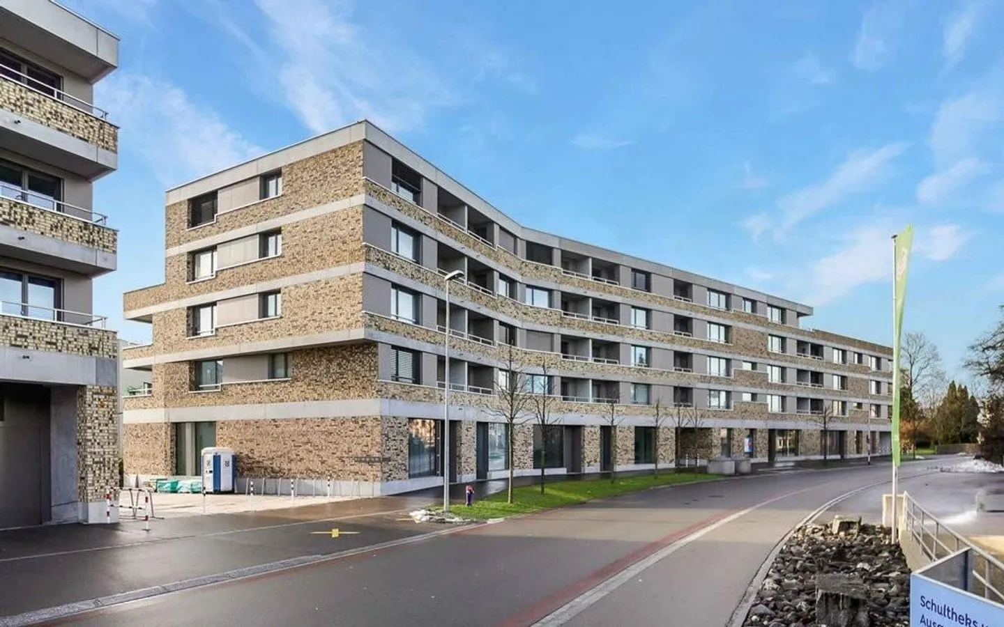 Ici, vous trouverez des places de stationnement disponibles ! - Photo 2 sur 2