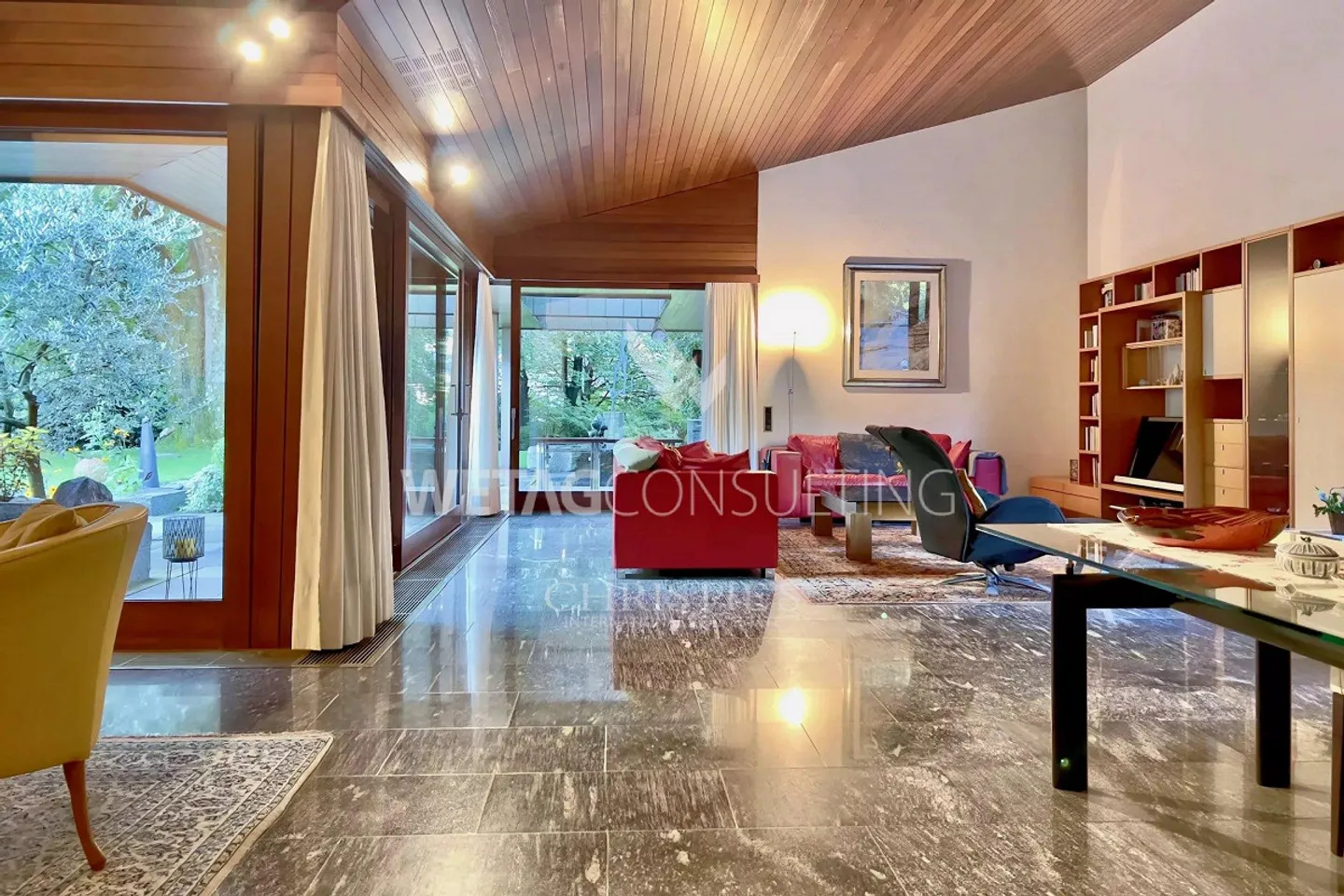 Villa prestigiosa circondata da verde lussureggiante con un ampio giardino... - Foto 3 di 13
