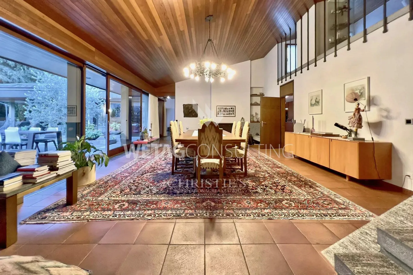 Villa prestigiosa circondata da verde lussureggiante con un ampio giardino... - Foto 4 di 13