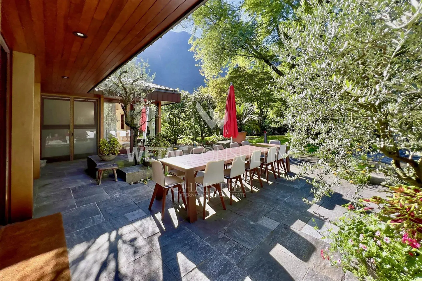 Villa prestigiosa circondata da verde lussureggiante con un ampio giardino... - Foto 8 di 13