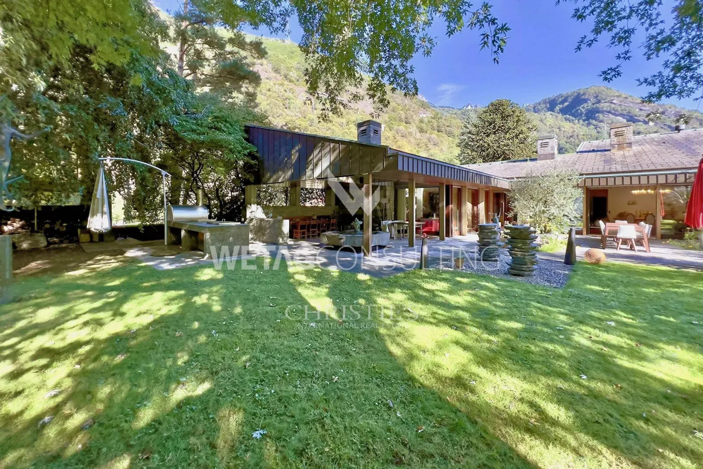 Villa prestigiosa circondata da verde lussureggiante con un ampio giardino... - Foto 10 di 13
