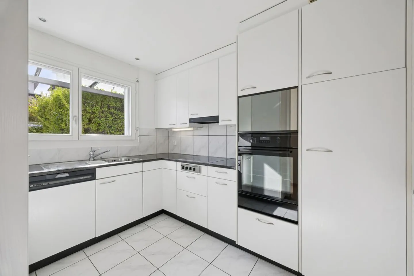 Maison de ville d'angle dans un quartier calme et familial - Photo 4 sur 12