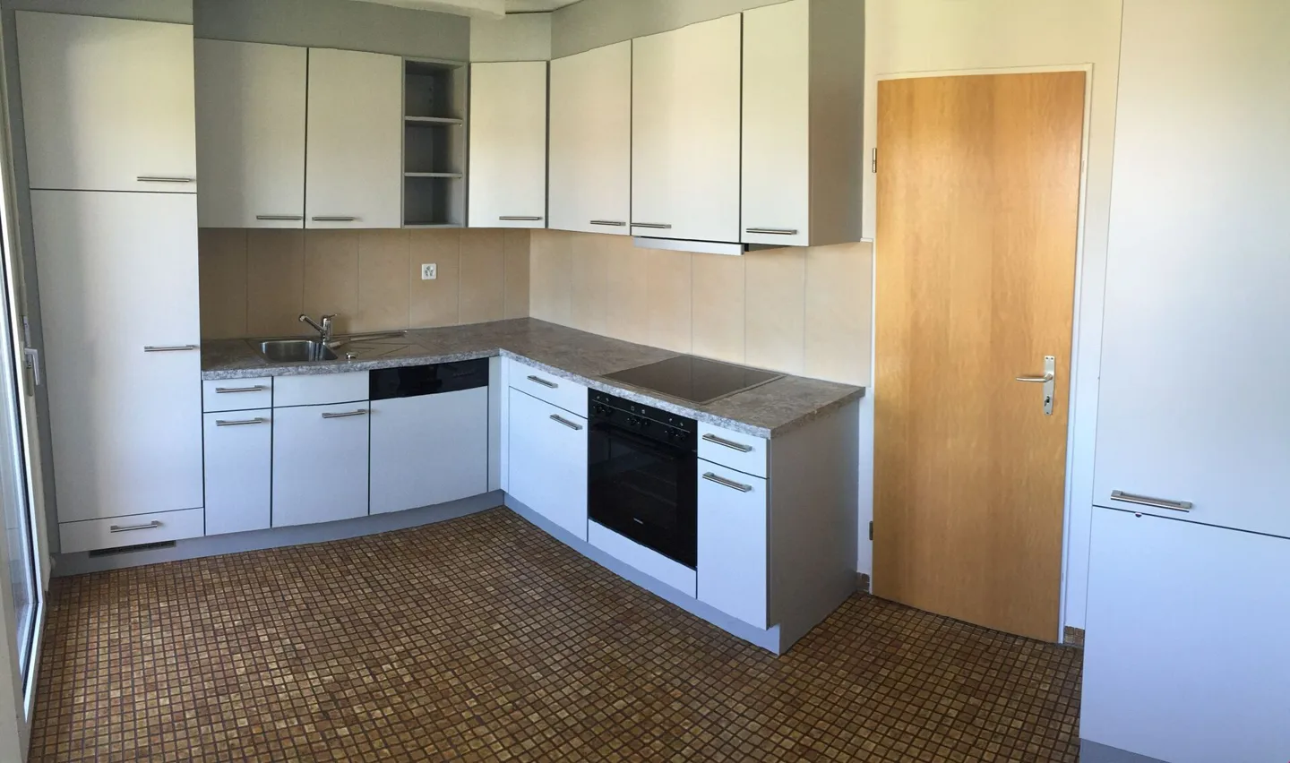 Schöne und preiswerte 4.5 Zimmer Wohnung mit 2 Balkonen - Foto 2 von 11