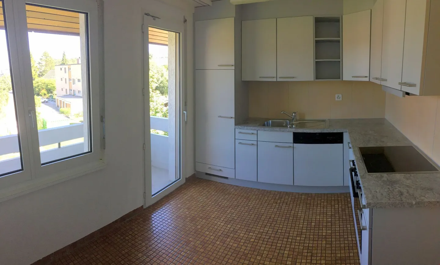 Schöne und preiswerte 4.5 Zimmer Wohnung mit 2 Balkonen - Foto 3 von 11