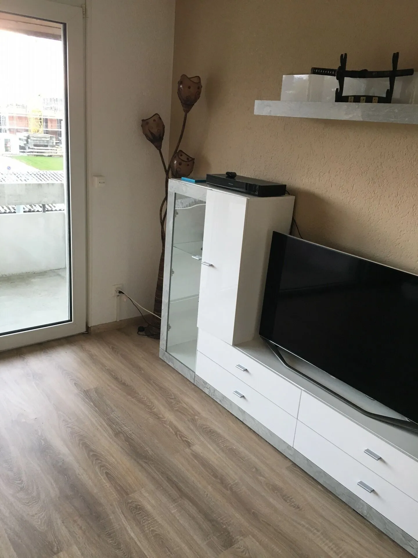 Schöne und preiswerte 4.5 Zimmer Wohnung mit 2 Balkonen - Foto 4 von 11