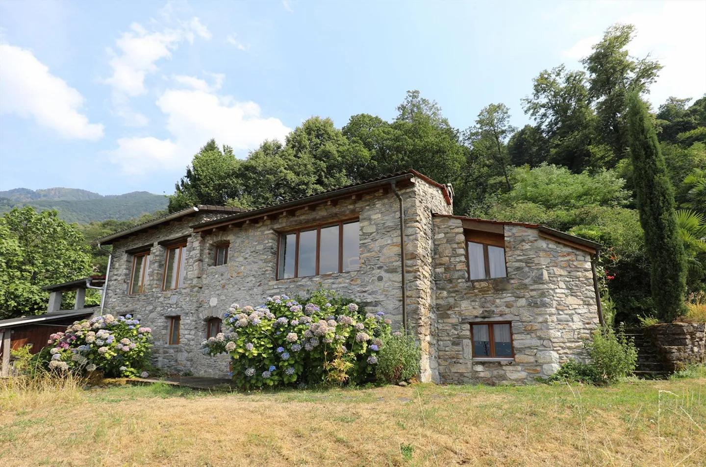 Rustico confortable avec vue panoramique sur le lac et les montagnes à Gambarogno - Photo 2 sur 19
