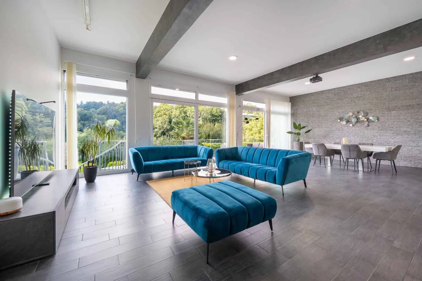 Villa moderna di 5,5 stanze con 2 balconi, 2 terrazze e giardino - Foto 1 di 13