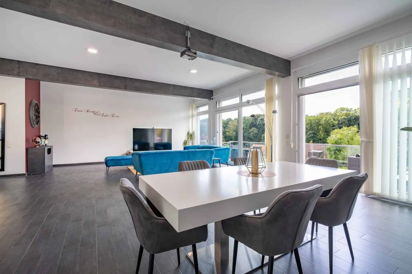 Villa moderna di 5,5 stanze con 2 balconi, 2 terrazze e giardino - Foto 2 di 13