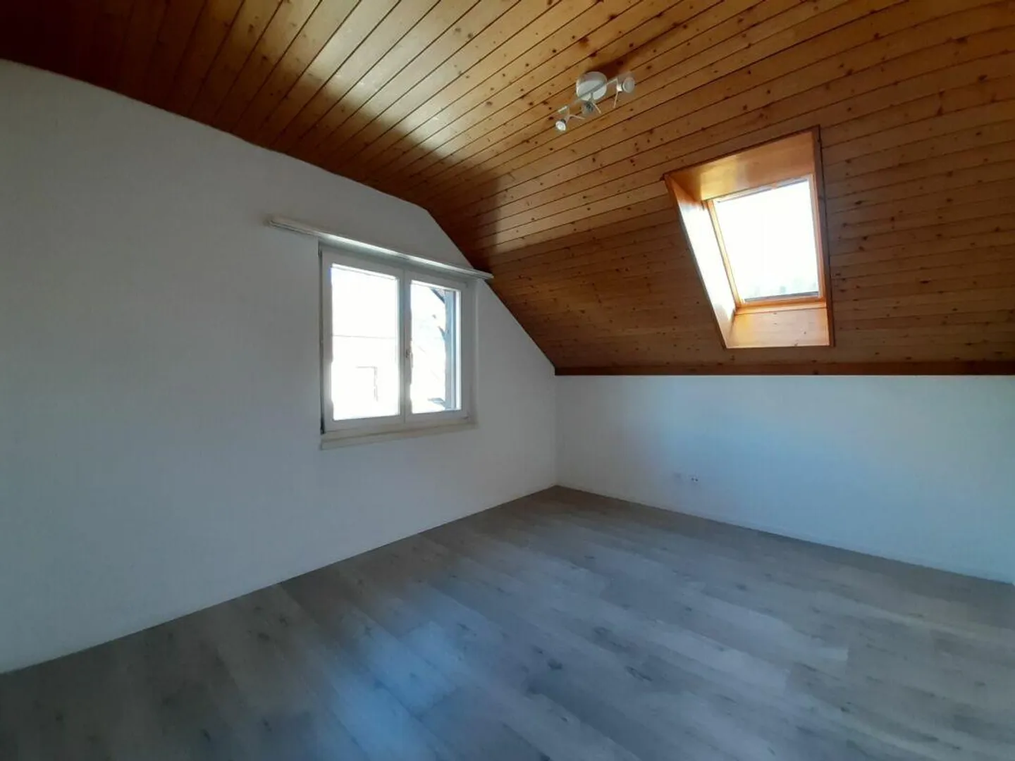 3 1/2 Room Attic Apartment - Photo 5 of 6