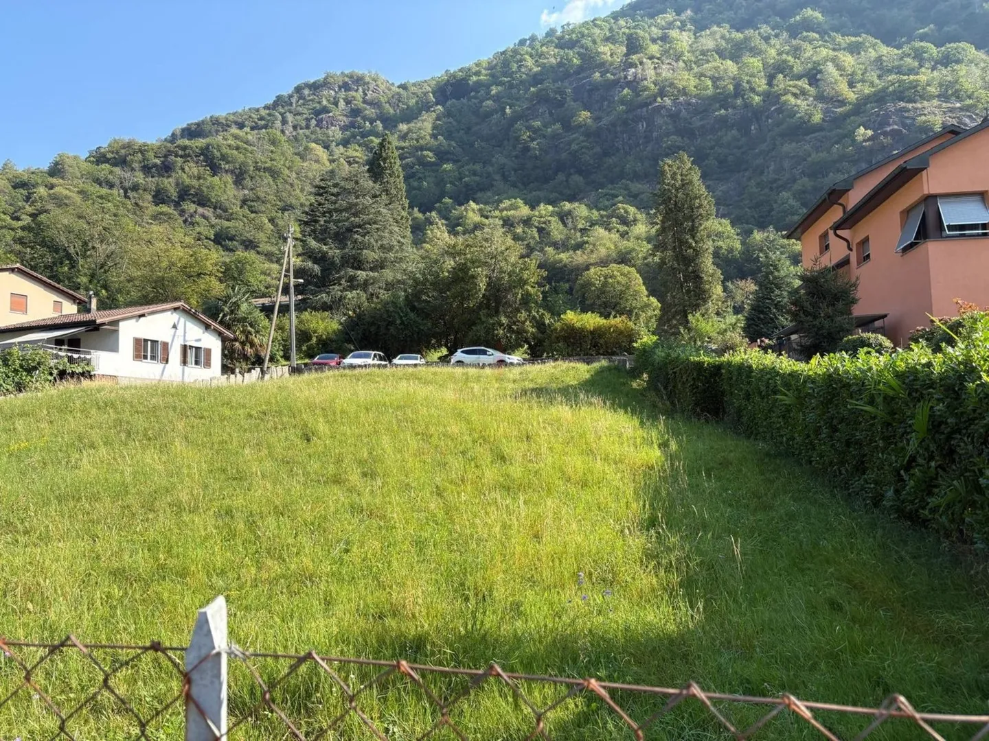 Building in a sunny residential area, surrounded by greenery - Photo 8 of 9