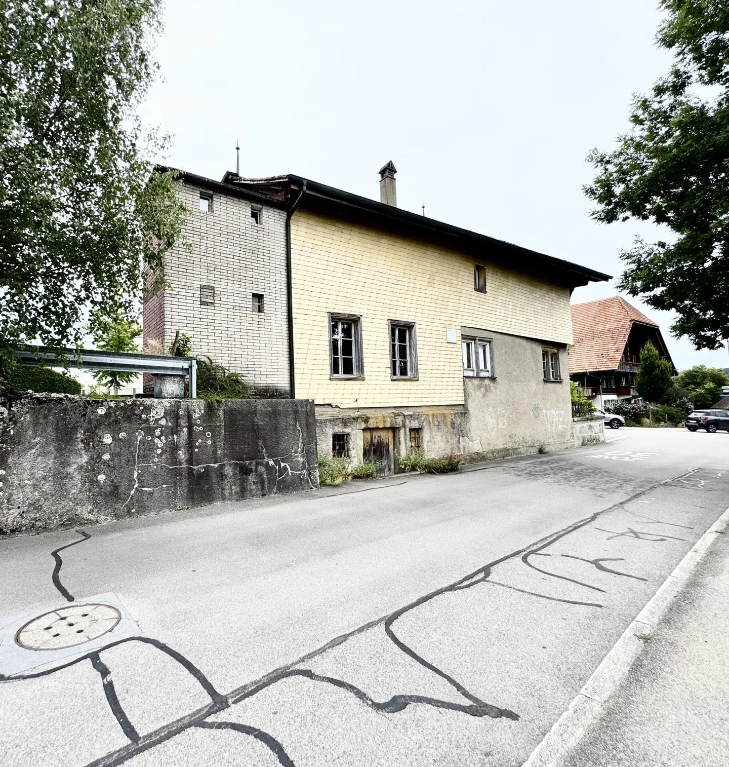 Vielfältige Möglichkeiten: Mehrfamilienhaus mit Platz für Ihre Visionen! - Foto 2 von 4