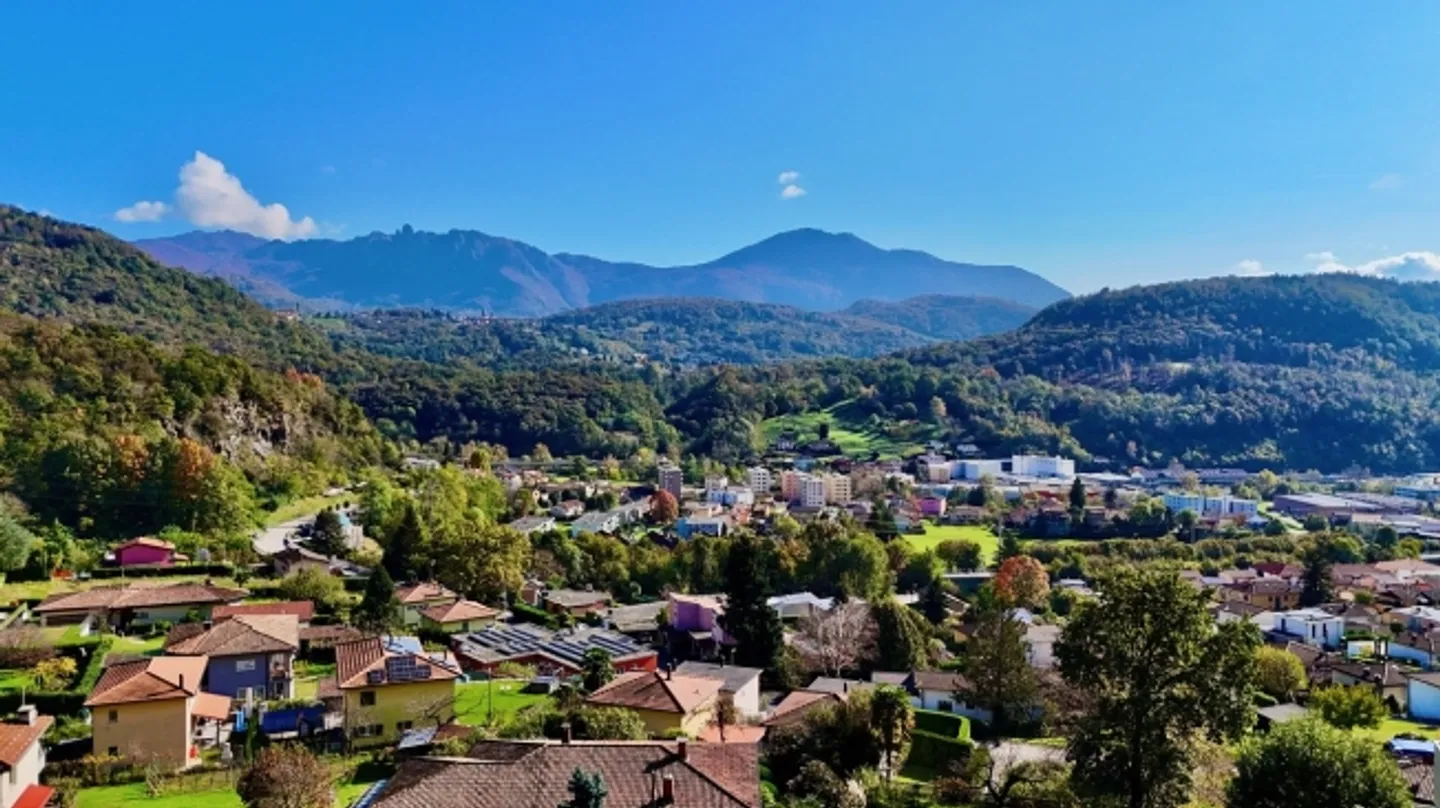 Villa moderna con giardino e vigneto terrazzato - Foto 3 di 17