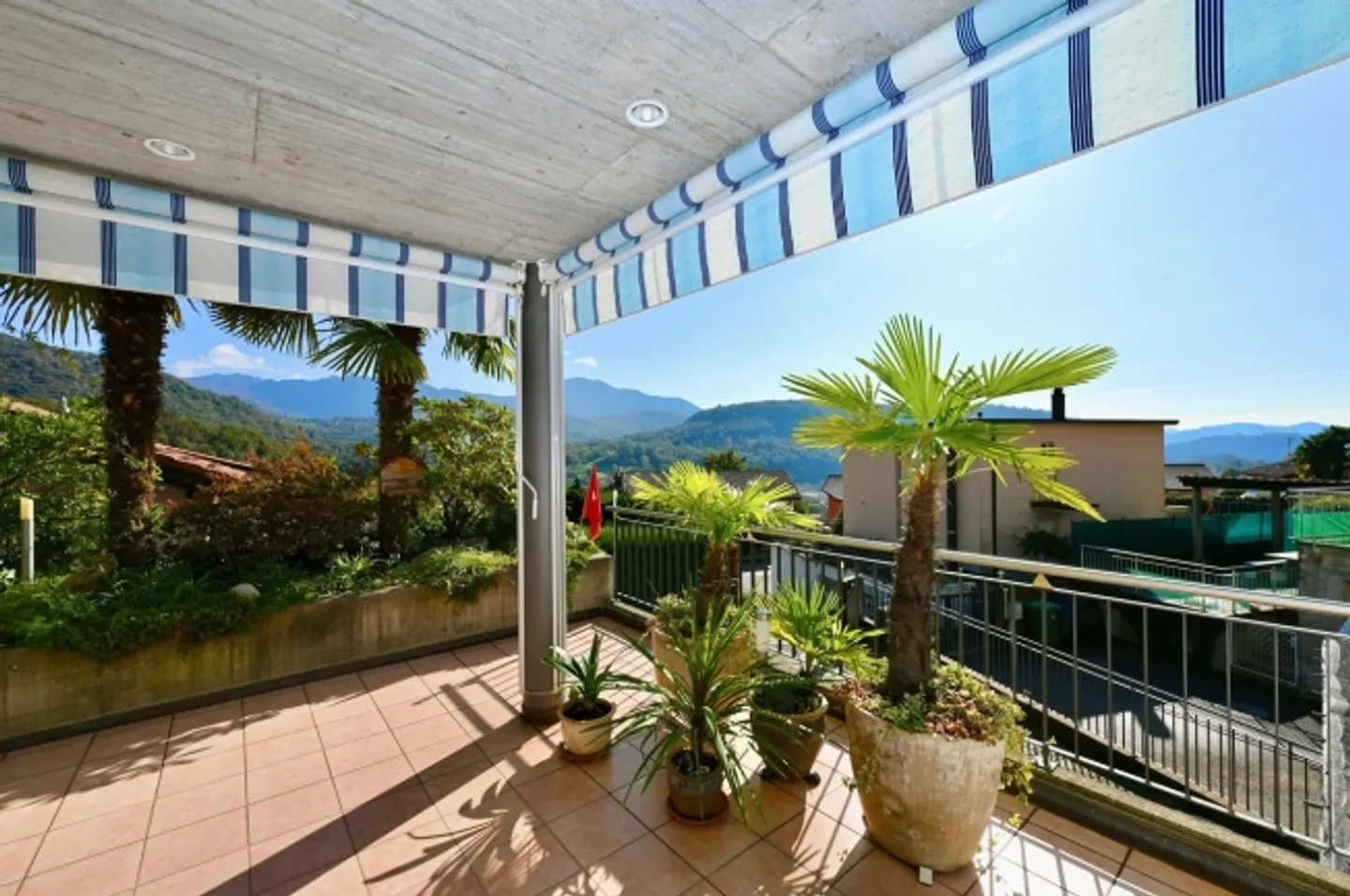 Villa moderna con giardino e vigneto terrazzato - Foto 6 di 17