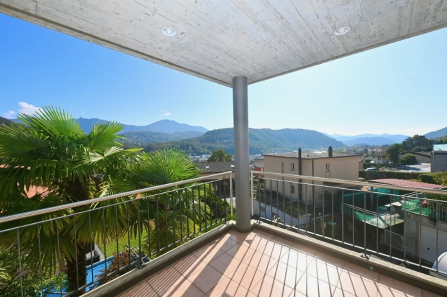 Villa moderna con giardino e vigneto terrazzato - Foto 12 di 17