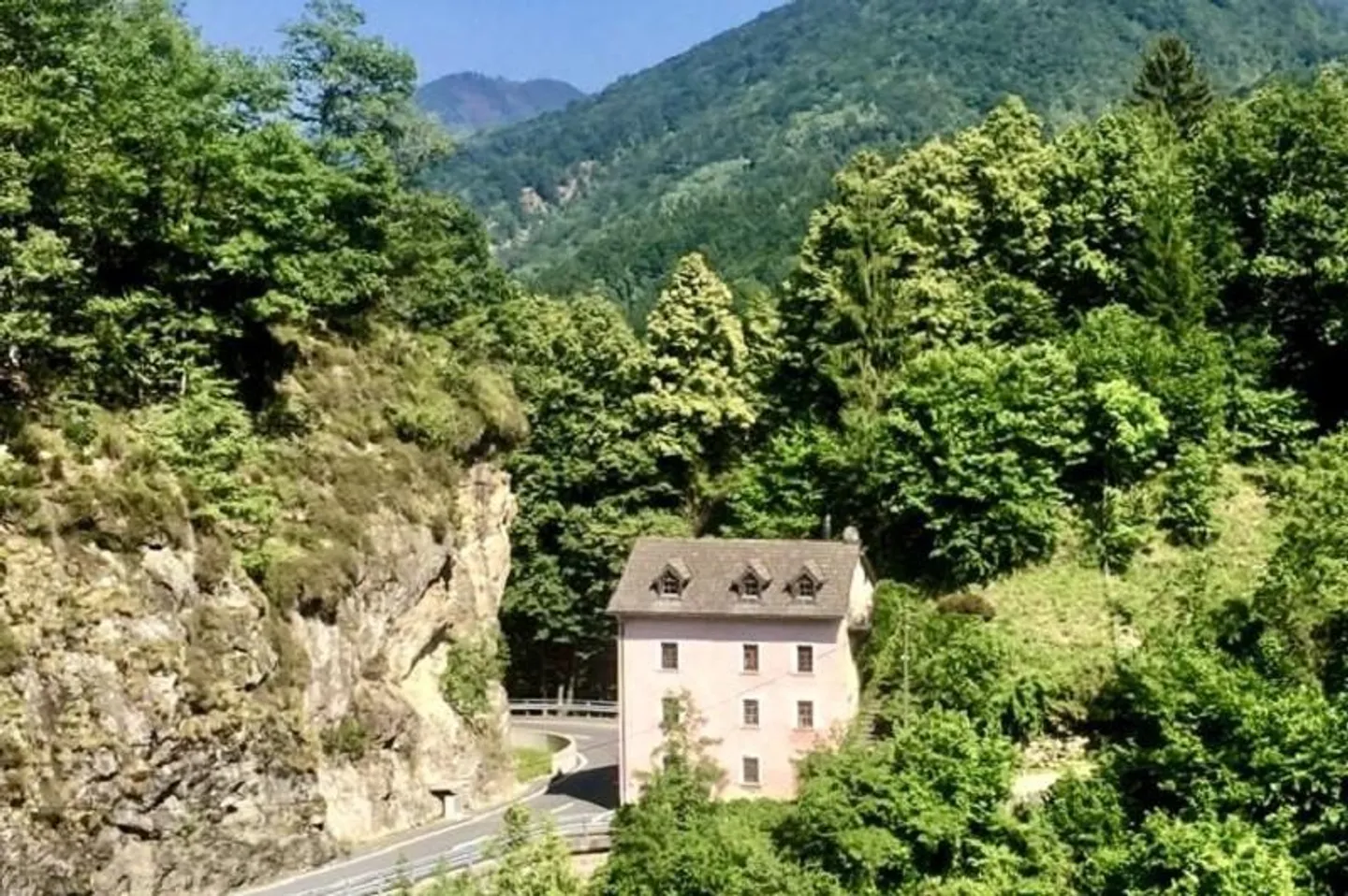 Maison de 5 1/2 pièces avec belle extension dans un emplacement pittoresque - Photo 1 sur 25