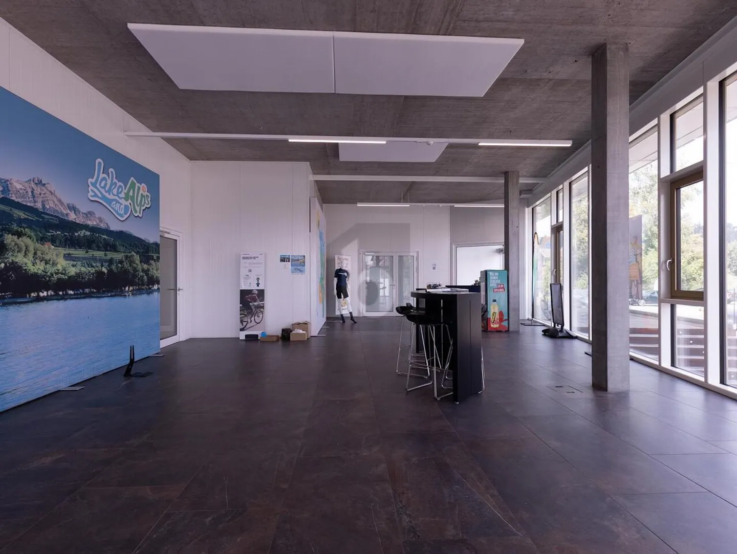 TOP LOCATION WITH LIGHT-FILLED SHOWROOM - Photo 2 of 6