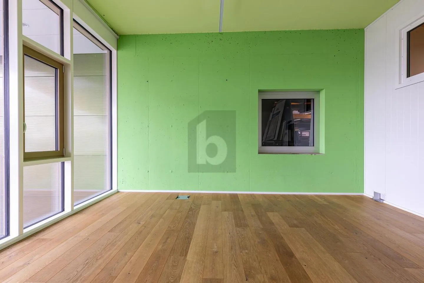 TOP LOCATION WITH LIGHT-FILLED SHOWROOM - Photo 4 of 6