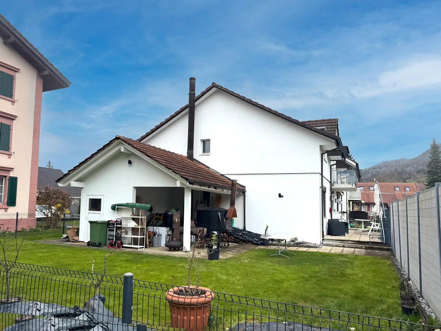 Maison bifamiliale partiellement rénovée avec potentiel de développement - Photo 3 sur 3