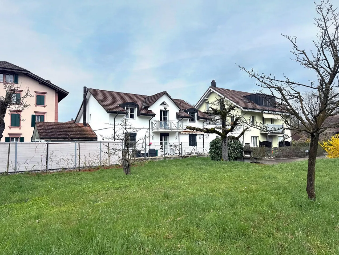 Maison bifamiliale partiellement rénovée avec potentiel de développement - Photo 1 sur 3