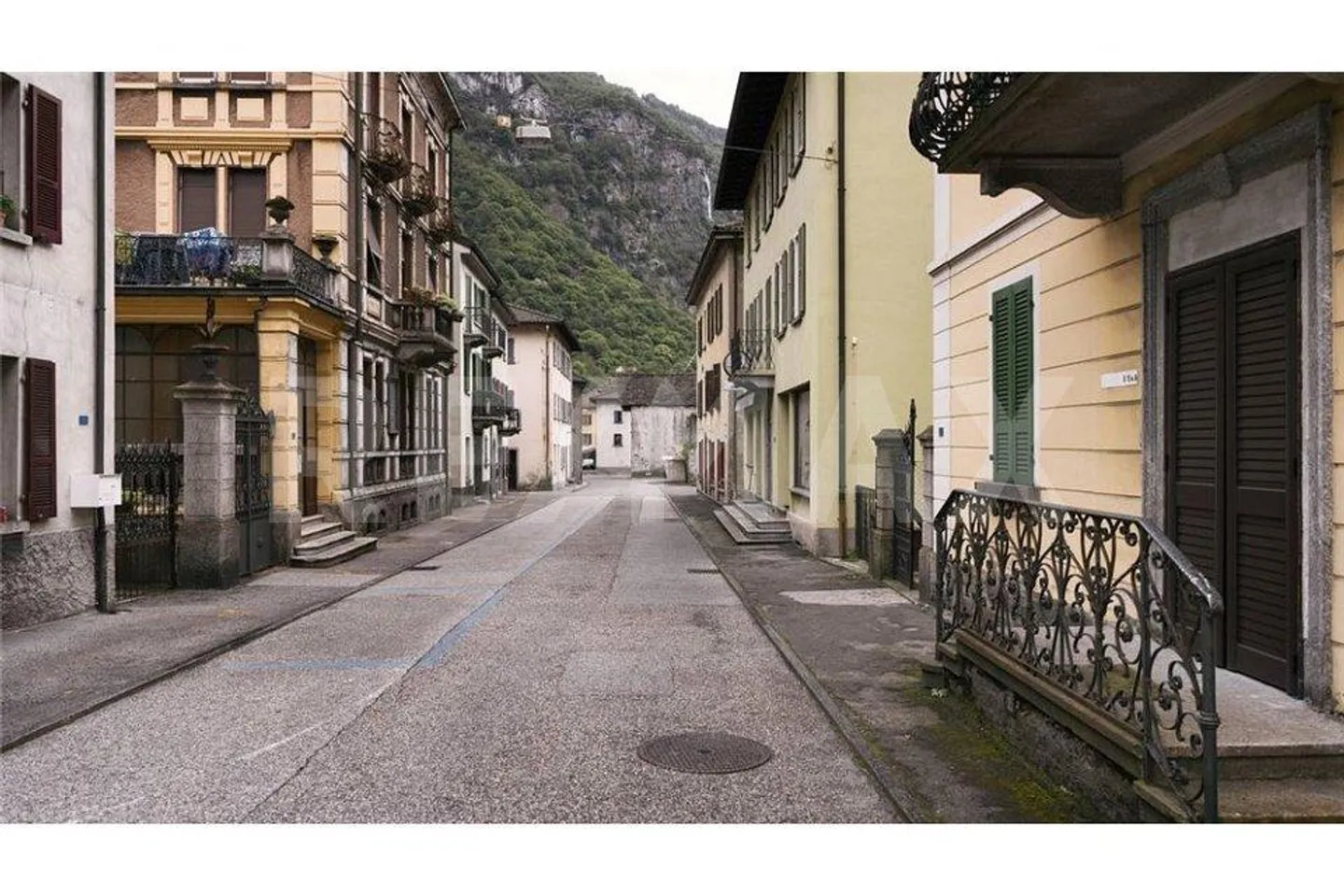 Building with very interesting income for sale in Giornico - Photo 8 of 8