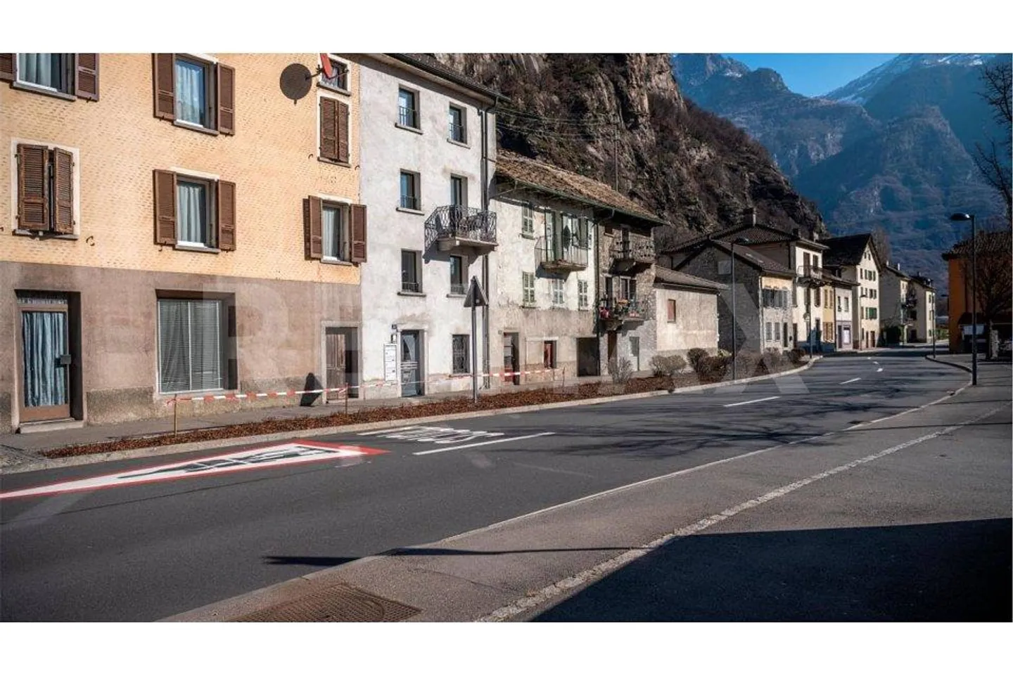 Building with very interesting income for sale in Giornico - Photo 7 of 8
