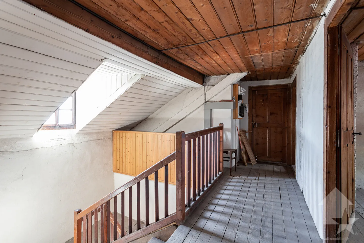 Single-storey house for renovation, 10 rooms + commercial spaces, 400 m2 - Photo 17 of 24