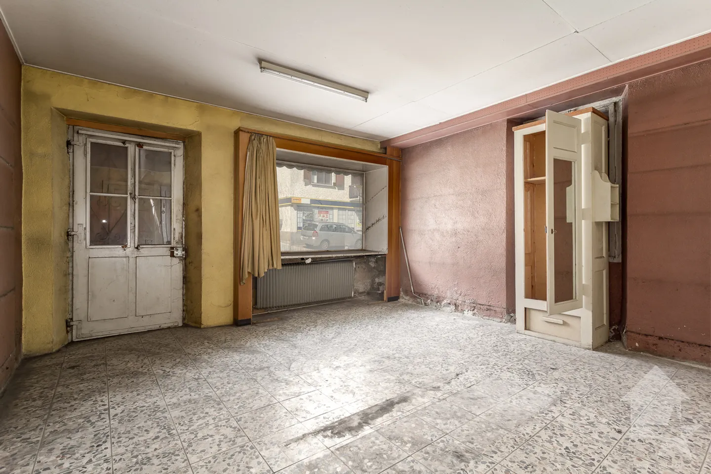 Single-storey house for renovation, 10 rooms + commercial spaces, 400 m2 - Photo 20 of 24