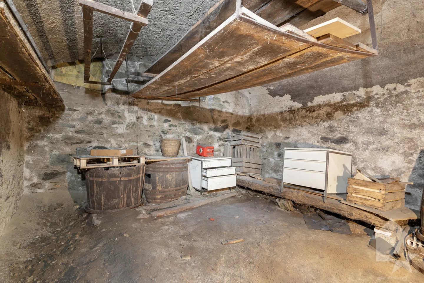 Single-storey house for renovation, 10 rooms + commercial spaces, 400 m2 - Photo 22 of 24