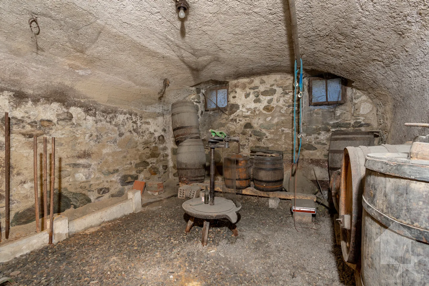 Single-storey house for renovation, 10 rooms + commercial spaces, 400 m2 - Photo 21 of 24