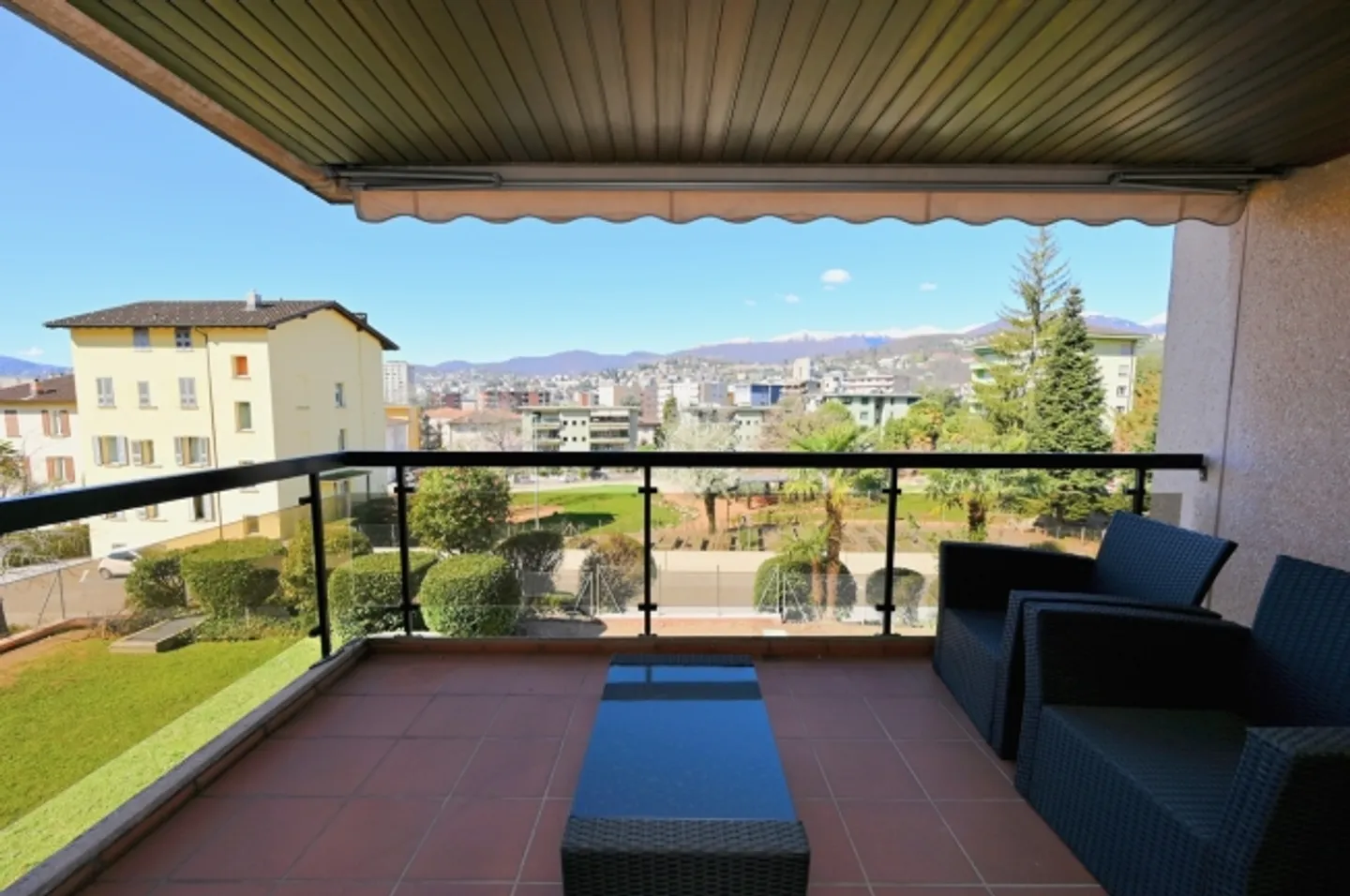 Appartement lumineux de 3,5 pièces avec balcon et vue dégagée à Viganello - Photo 2 sur 12