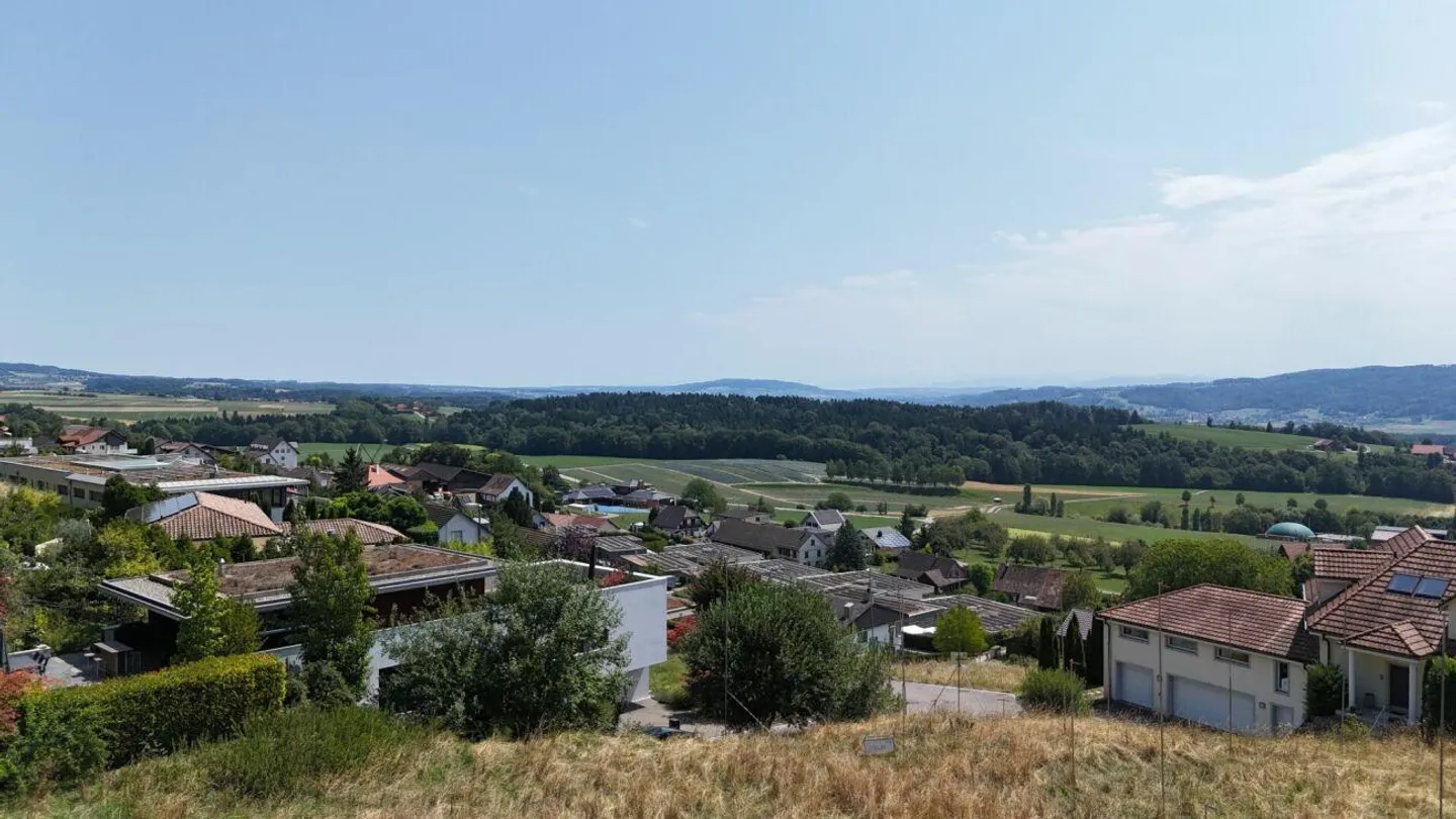 Parcela esclusiva con vista lontana in una posizione collinare ben soleggiata - Foto 1 di 11