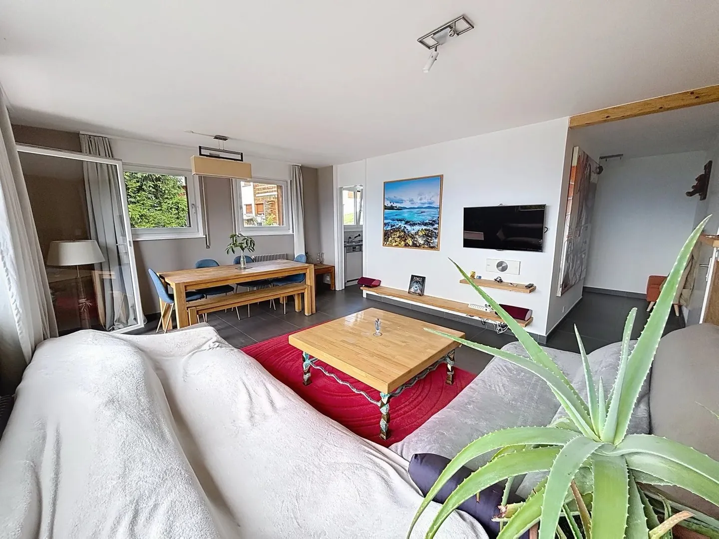 Bright Apartment with Panoramic View - Photo 3 of 7