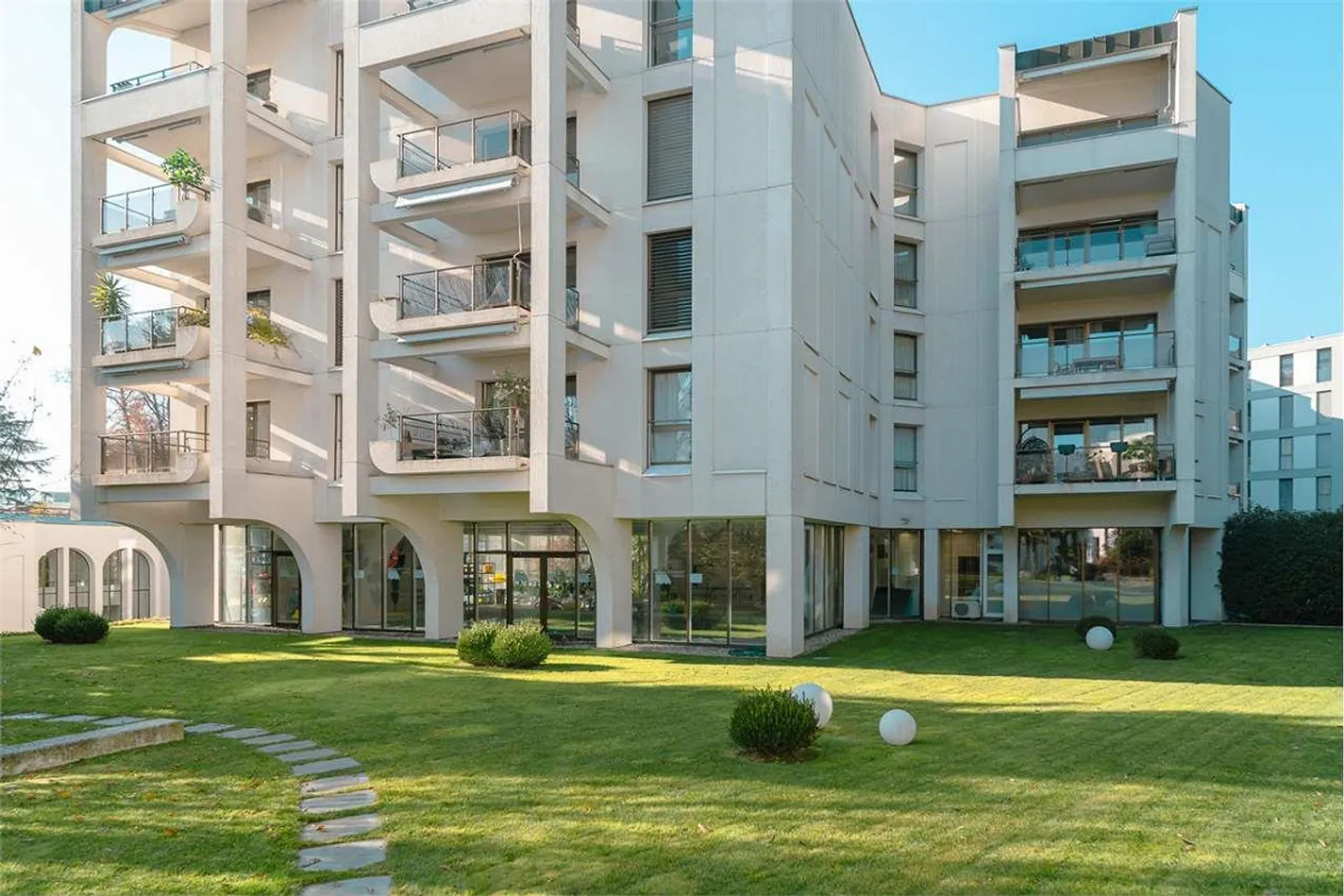 Appartamento con vista lago e servizi esclusivi - Foto 2 di 13
